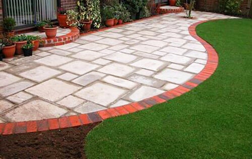 Linda's custom brick inc. logo