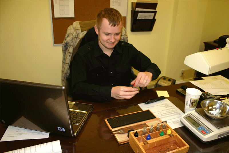 Gold Buyer Testing Gold