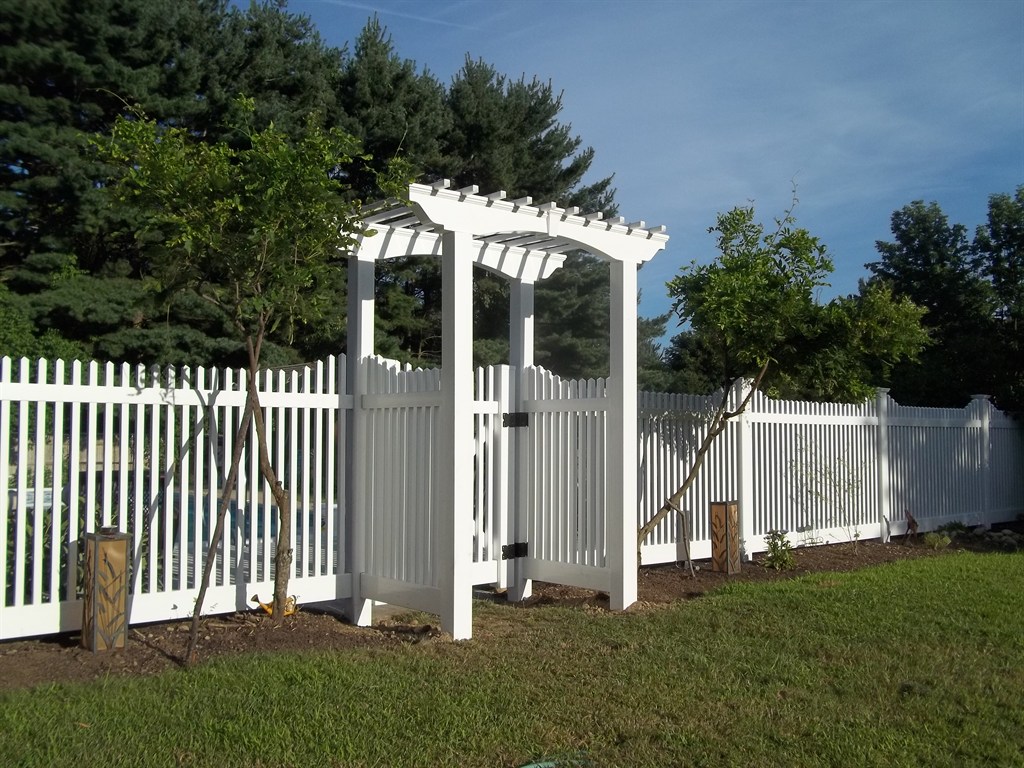 5' Picket vinyl fence, Holliston MA