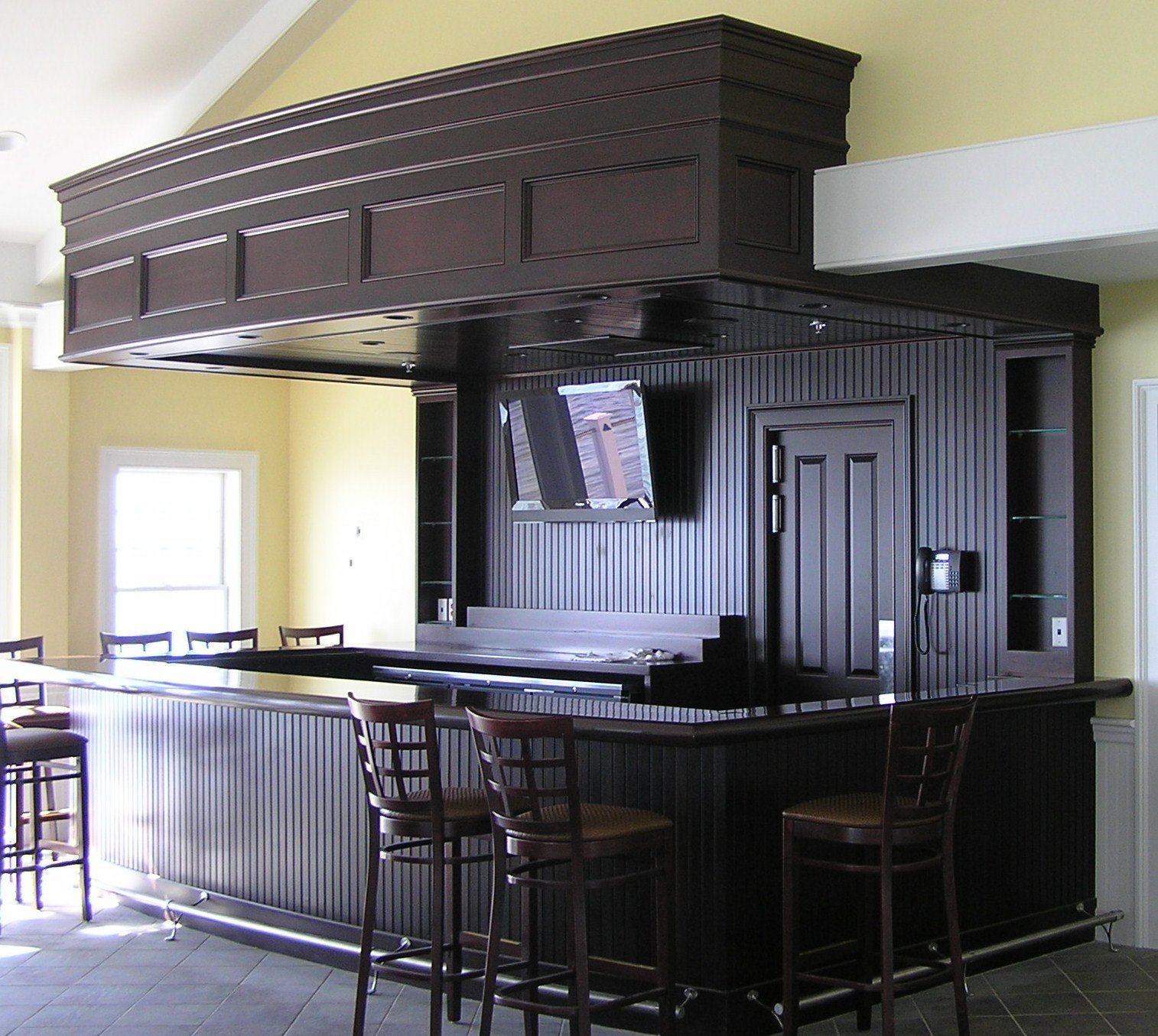 TAVARES INDUSTRIAL WOOD FINISHING logo