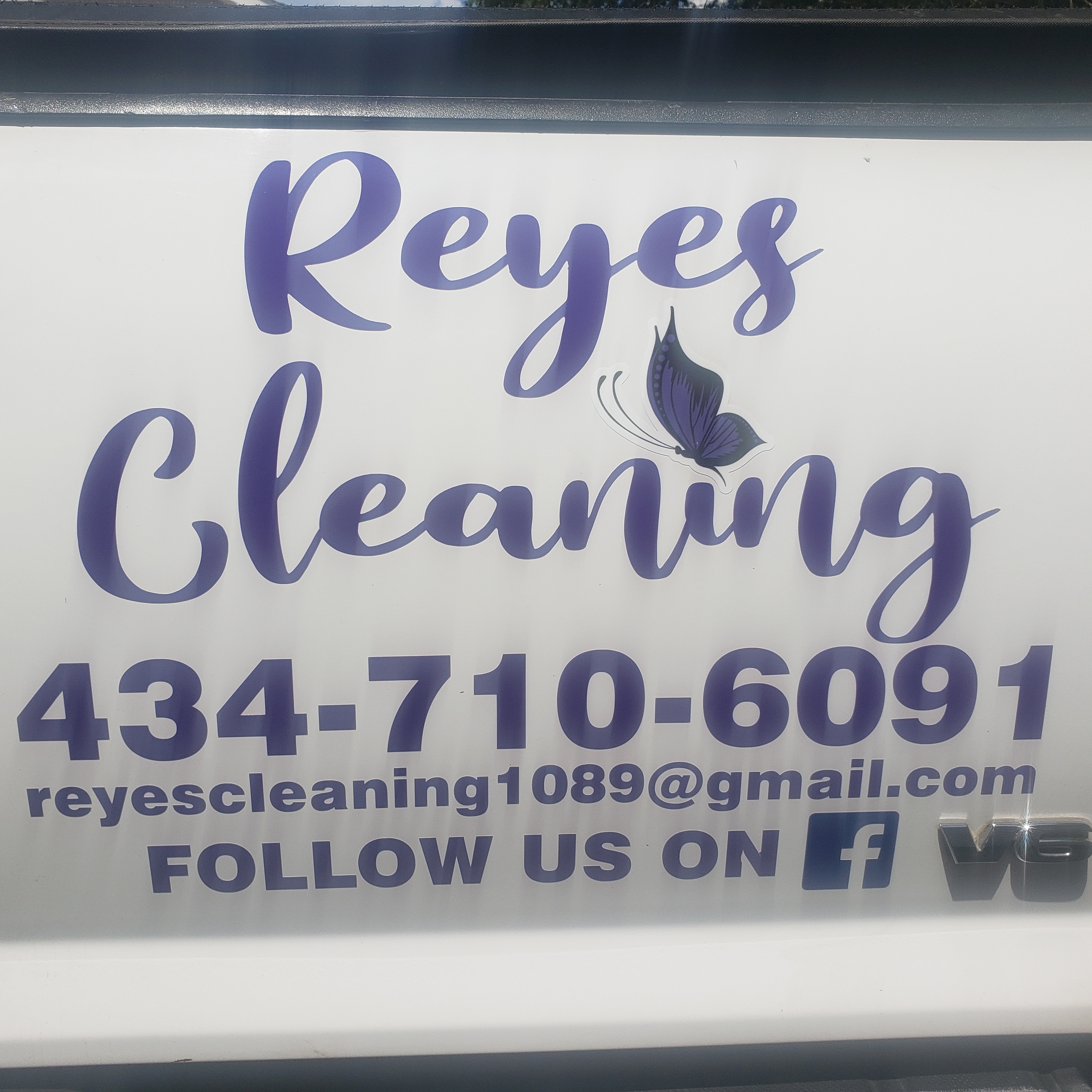Logo for Reyes Cleaning 