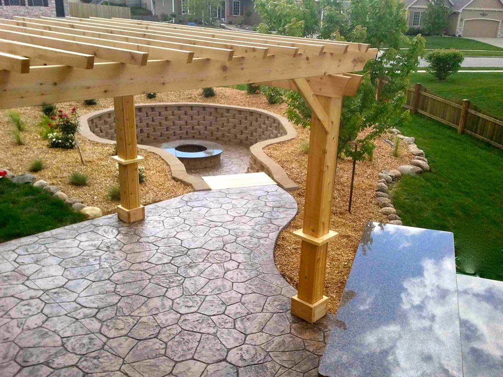 Privacy Patio w/Pergola and Bar