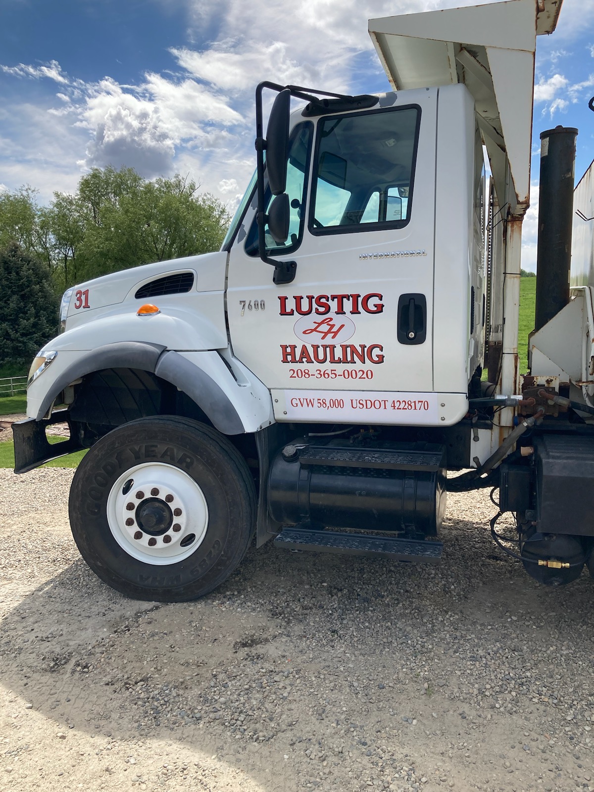 Lustig Hauling LLC logo
