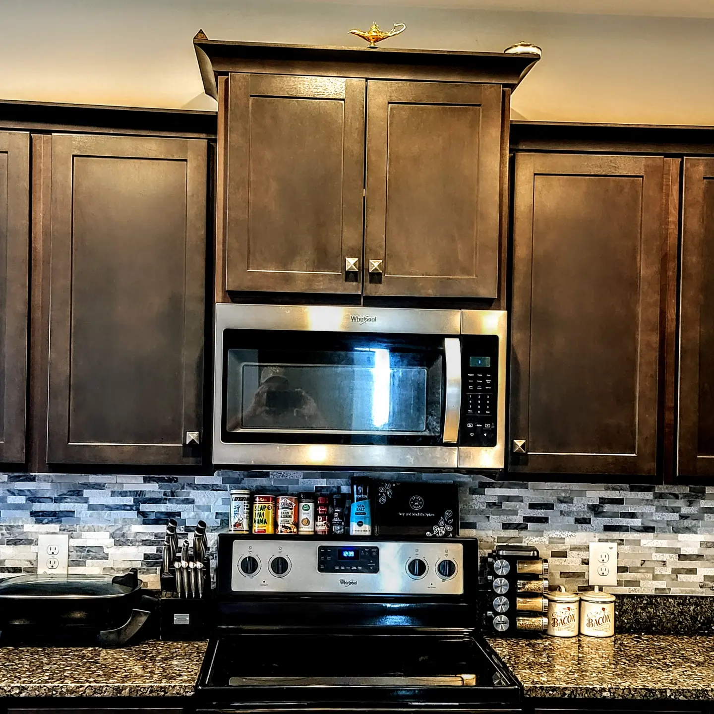 Oliver's laminate & back splash  logo