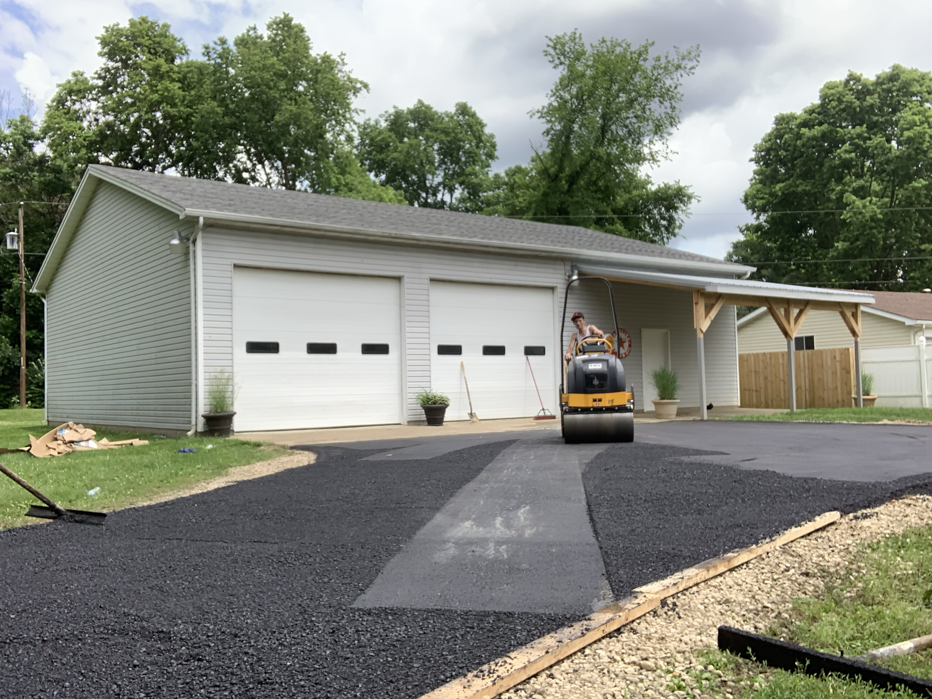 D&K paving  logo
