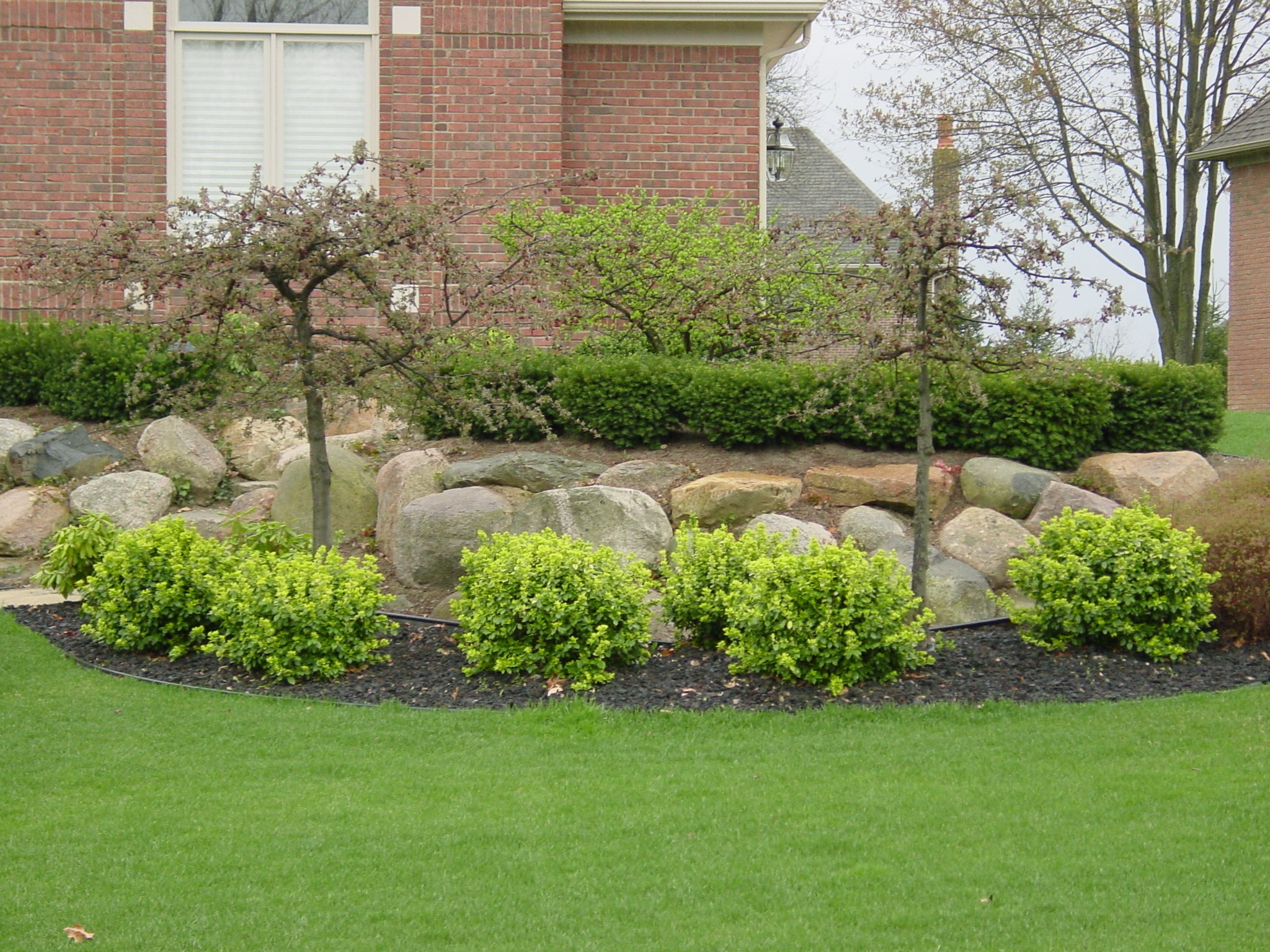 Ruggirellos Landscaping LLC. logo