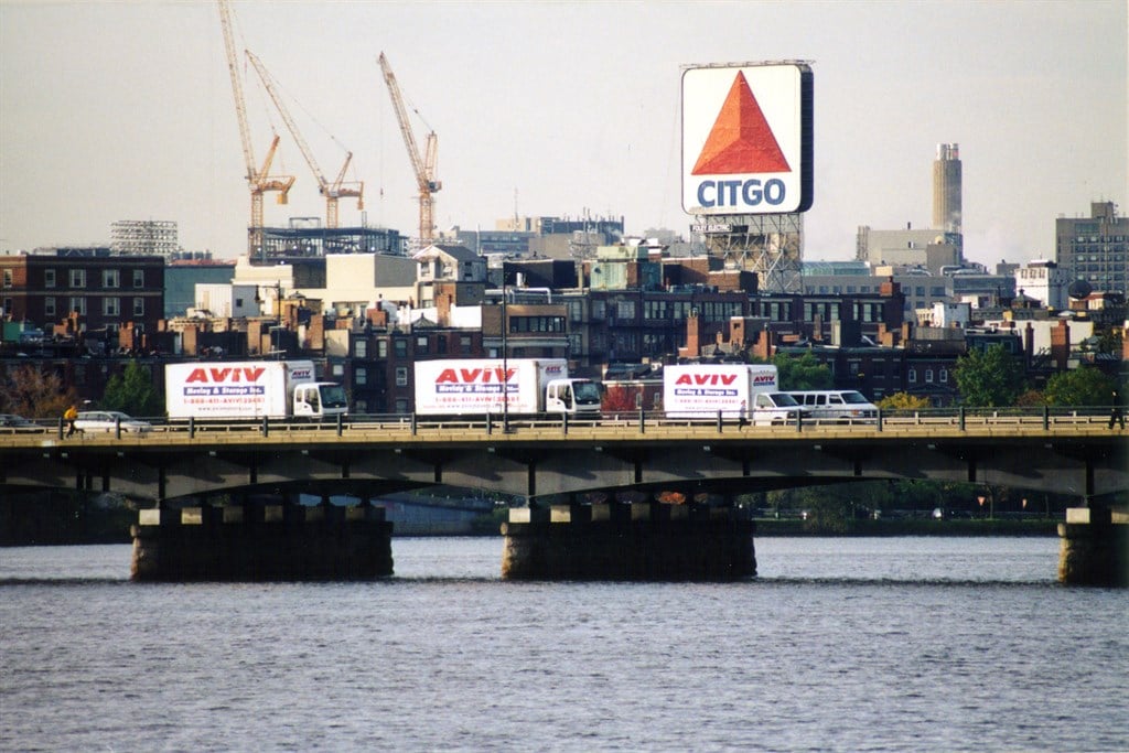Aviv Moving Trucks